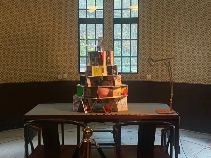 得译工作室《纸牌屋》展览邀请函搭建 尺寸可变
2021年11月13日在法国驻上海总领事官邸的搭建实景
得译工作室《纸牌屋》展览邀请函搭建 尺寸可变
2021年11月13日在法国驻上海总领事官邸的搭建实景