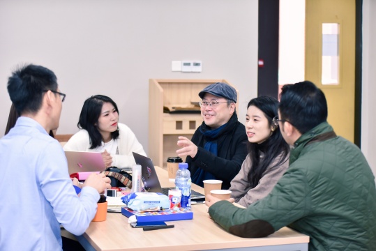 北师大未来设计学院特聘教授叶锦添与学生讨论项目
北师大未来设计学院特聘教授叶锦添与学生讨论项目