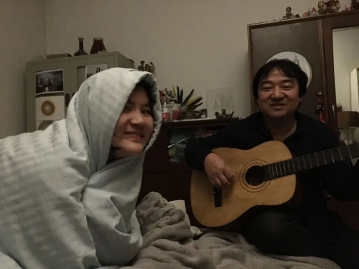 2017年，宋儿睿和在弹吉他的爸爸
