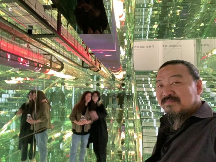 
宋儿睿（中）与爸爸宋冬、妈妈尹秀珍在
上海玻璃博物馆的展览“品光”现场合影

