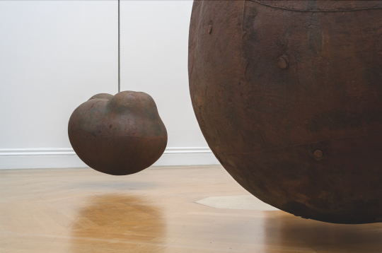 安东尼·葛姆雷《身体》,1991/93;《果实》,1991/93
233×265×226cm和110.7×129.5×122.5cm 铸铁和空气
展览现场,皇家艺术学院,2019年
摄影:Oak Taylor-Smith ©艺术家
安东尼·葛姆雷《身体》,1991/93;《果实》,1991/93
233×265×226cm和110.7×129.5×122.5cm 铸铁和空气
展览现场,皇家艺术学院,2019年
摄影:Oak Taylor-Smith ©艺术家