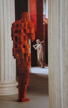 
安东尼·葛姆雷《依然站立》展览现场，
2011年9月至2012年1月 
俄罗斯圣彼得堡冬宫博物馆
©艺术家


