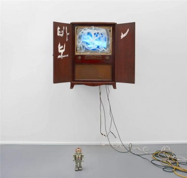 白南准《无题》 尺寸可变 老式电视机柜，单通道影像（彩色，无声），丙烯酸涂料，玩具机器人 1996
