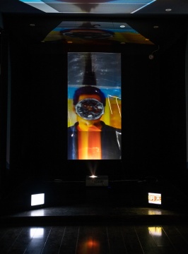 吴咏诗 《苦地宣告》 三频录像装置(彩色,有声,循环播放),1'01”, 3'02”, 0'52” 2021
吴咏诗 《苦地宣告》 三频录像装置(彩色,有声,循环播放),1'01”, 3'02”, 0'52” 2021