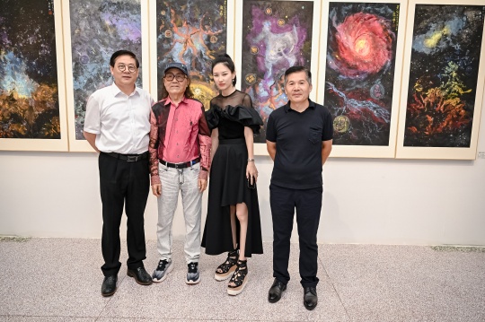 左起：中国美术家协会副主席徐里、著名画家石齐、艺术家刘盈希 中国电影出版社有限公司董事长朱虹子
