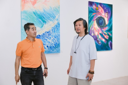 左起：中国国际书画艺术研究会副秘书长郑贵、中国国家画院美术馆原馆长何加林
