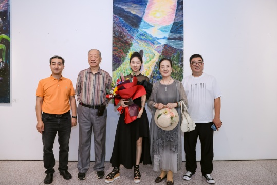 左起：郑贵、著名企业家张正、艺术家刘盈希、著名演员张金玲、画家孙宏伟
