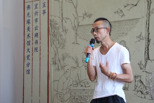 艺术家黄大有在展览现场
艺术家黄大有在展览现场