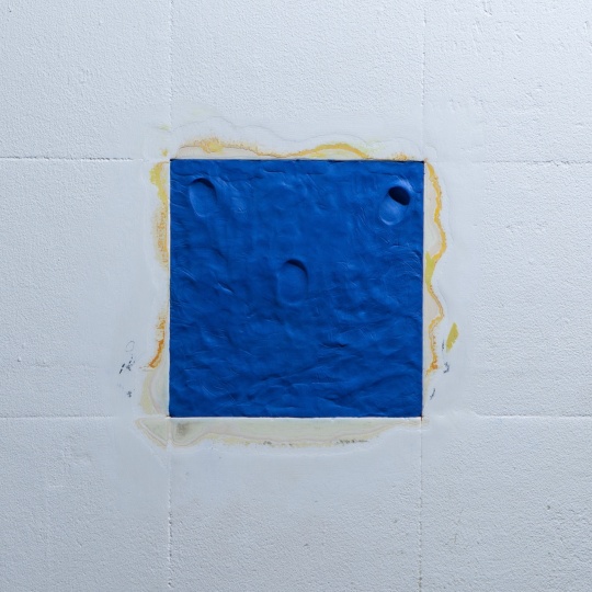 《Something old, something new, something borrowed, something blue》
25×25×1cm 装置 2022
画廊空间的墙,油基粘土
作品展示在Filet画廊
《Something old, something new, something borrowed, something blue》
25×25×1cm 装置 2022
画廊空间的墙,油基粘土
作品展示在Filet画廊