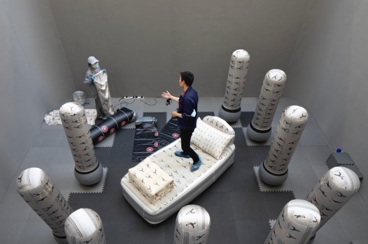 《Relentless Mobility》视频 2021
12min【https://vimeo.com/581783404】
充气床,印花羊毛,真丝,夜光刺绣,着装工人表演
该作品曾在Palfrey画廊展出
《Relentless Mobility》视频 2021
12min【https://vimeo.com/581783404】
充气床,印花羊毛,真丝,夜光刺绣,着装工人表演
该作品曾在Palfrey画廊展出