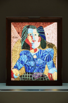 《坐着的女人/柳条椅上的女人》(Femme assise / Femme dans un fauteuil d’osier)
1954-1957年
玻璃画
95.5 x 76 厘米
由毕加索签名(用中国墨水,中上左方)的独特作品
《坐着的女人/柳条椅上的女人》(Femme assise / Femme dans un fauteuil d’osier)
1954-1957年
玻璃画
95.5 x 76 厘米
由毕加索签名(用中国墨水,中上左方)的独特作品
