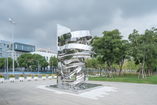 5D x 筑新-《龙卷风》©️上海城市空间艺术季，摄影田方方
