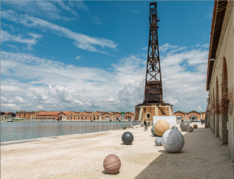 Alicja Kwade
Pars pro Toto, 2017
Installation View, Viva Arte Viva curated by Christine Macel, 57th International Art Exhibition, La Biennale di Venezia

Photo by Roman März © Alicja Kwade
