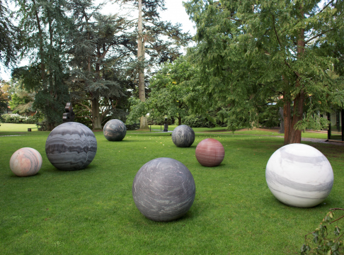 Alicja Kwade
Pars pro Toto, 2018
8 natural stone spheres, dimensions variable

Photo by Poul Buchard / Brøndum
© Alicja Kwade
