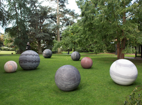 Alicja Kwade
Pars pro Toto, 2018
8 natural stone spheres, dimensions variable
Photo by Poul Buchard / Brøndum
© Alicja Kwade
Alicja Kwade
Pars pro Toto, 2018
8 natural stone spheres, dimensions variable
Photo by Poul Buchard / Brøndum
© Alicja Kwade