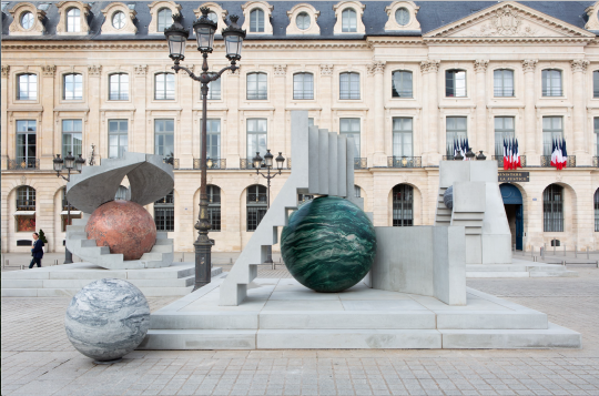  

Alicja Kwade
Au Cours des Mondes, 2022 Installation View, Place Vendôme, Paris

Photo by archives Kamel Mennour, © Alicja Kwade, courtesy the artist and Kamel Mennour, Paris

