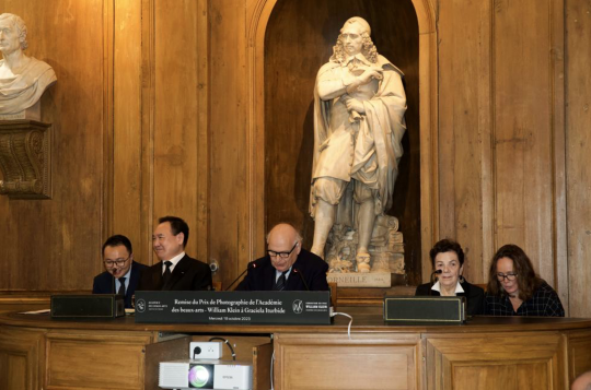 法兰西艺术院终身秘书长洛朗·贝蒂杰拉德（左3）现场致辞
