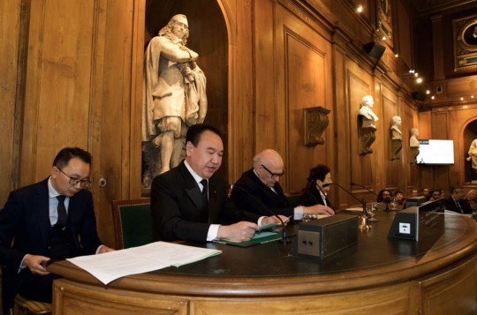 “威廉·克莱因摄影奖”评委会终身联合主席、法兰西艺术与文学骑士勋章获得者钟维兴(左2)现场致辞
“威廉·克莱因摄影奖”评委会终身联合主席、法兰西艺术与文学骑士勋章获得者钟维兴(左2)现场致辞