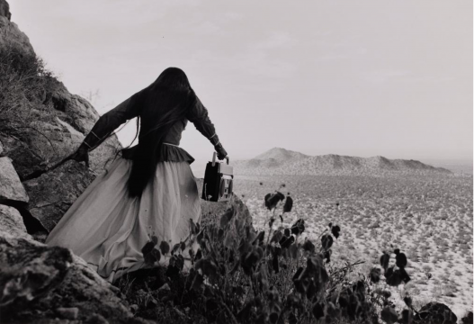  

©格雷西拉·伊图尔比德，天使之女，索诺拉沙漠，1979年

©Graciela Iturbide, Mujer Ángel, Desierto de Sonora, 1979
