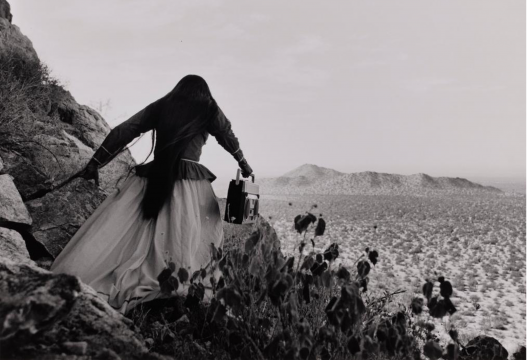 ©格雷西拉·伊图尔比德,天使之女,索诺拉沙漠,1979年
©Graciela Iturbide, Mujer Ángel, Desierto de Sonora, 1979
©格雷西拉·伊图尔比德,天使之女,索诺拉沙漠,1979年
©Graciela Iturbide, Mujer Ángel, Desierto de Sonora, 1979