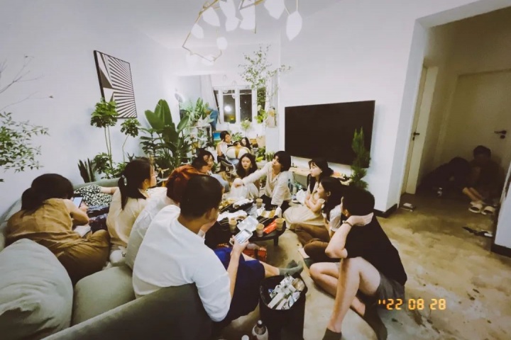 参加“看见最初500米”工作坊
潘宏政和朋友们在广州家中举办沙龙 2022
参加“看见最初500米”工作坊
潘宏政和朋友们在广州家中举办沙龙 2022