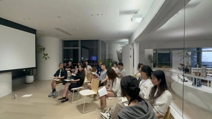 开馆前夜
朋友们为开幕作准备
开馆前夜
朋友们为开幕作准备