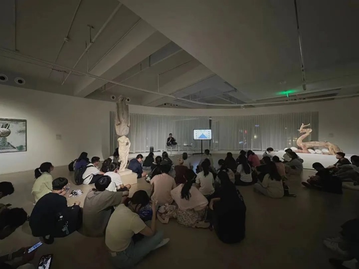 潘宏政与来自温州肯恩大学的五十多名学生
弘美术馆第一次承办的公教活动
温州肯恩大学开学的第一课:
《博物馆/美术馆艺术鉴赏》
潘宏政与来自温州肯恩大学的五十多名学生
弘美术馆第一次承办的公教活动
温州肯恩大学开学的第一课:
《博物馆/美术馆艺术鉴赏》