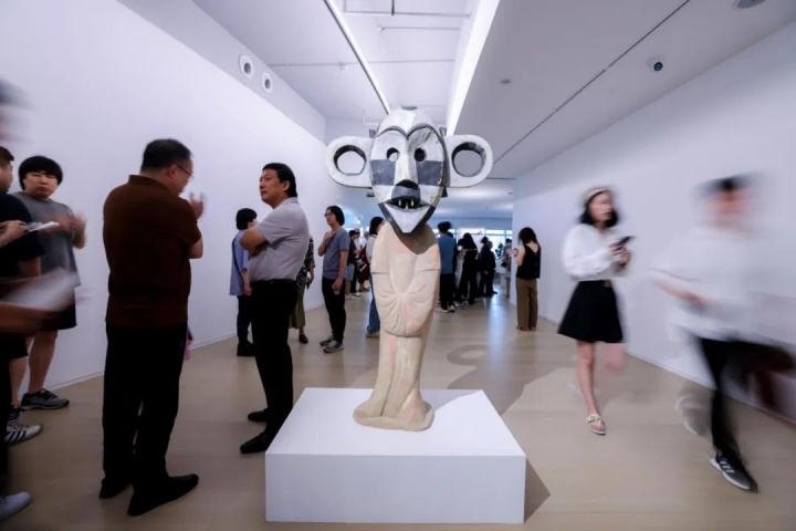 徐震®《进化 – 唐彩绘陶仕女俑,博阿面具》45×82×160cm
矿物复合材料、矿物颜料、不锈钢 2023
徐震®个展“训练祖宗” 开幕首日
展览现场 弘美术馆 2023
徐震®《进化 – 唐彩绘陶仕女俑,博阿面具》45×82×160cm
矿物复合材料、矿物颜料、不锈钢 2023
徐震®个展“训练祖宗” 开幕首日
展览现场 弘美术馆 2023