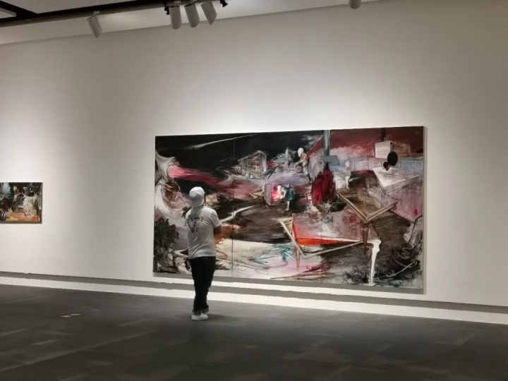 《离弦》220×435cm 布面油画  2019
个展“Infinitrace-光年”展览现场
关渡美术馆 2019
图片由 @ 安卓艺术提供
