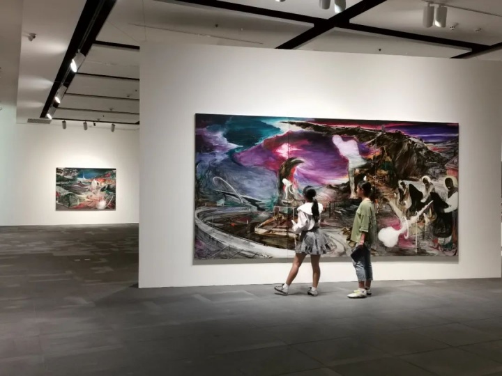 左:《离弦 II》 175×240cm 布面油画 2019
右:《光年》 220×435cm布面油画 2019
个展“Infinitrace-光年”展览现场
关渡美术馆 2019
图片由 @ 安卓艺术提供
左:《离弦 II》 175×240cm 布面油画 2019
右:《光年》 220×435cm布面油画 2019
个展“Infinitrace-光年”展览现场
关渡美术馆 2019
图片由 @ 安卓艺术提供