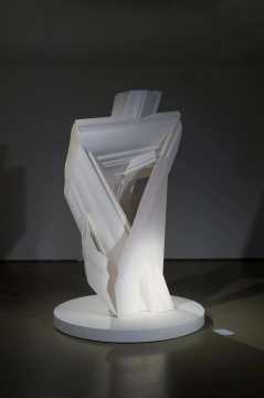 欧阳苏龙 《困》 高密度泡沫、树脂、真石漆 110×60×200cm 2019
欧阳苏龙 《困》 高密度泡沫、树脂、真石漆 110×60×200cm 2019