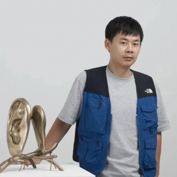 颜石林
1982年生于湖南宁乡，2007年毕业于湖北美术学院雕塑系获学士学位，现工作生活于北京。
