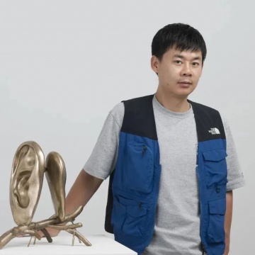 颜石林
1982年生于湖南宁乡,2007年毕业于湖北美术学院雕塑系获学士学位,现工作生活于北京。
颜石林
1982年生于湖南宁乡,2007年毕业于湖北美术学院雕塑系获学士学位,现工作生活于北京。