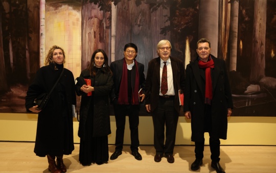 MART美术馆馆长、意大利文化部副部长 Vittorio Sgarbi，与策展团队部分成员合影

 
