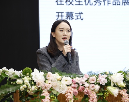 中央美术学院附中党总支书记刁婷婷主持开幕式
