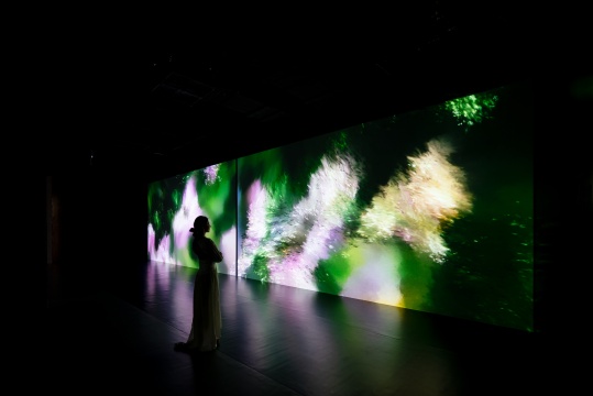 夸尤拉（Quayola），《晚间效应》，2022，视频装置，尺寸可变。图片由艺术家提供
