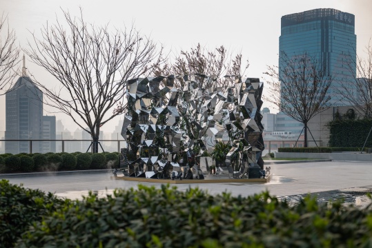 JUJUWANG，《全景——传送》，2023，镜面不锈钢、植物、综合材料，5.2 × 6.0 × 3.3 m
