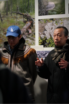 左起雨果、在地艺术家姜传峰
左起雨果、在地艺术家姜传峰
