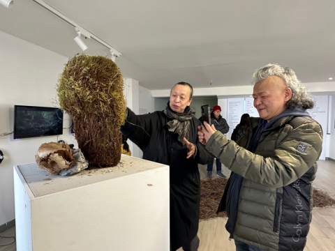 艺术家姜传峰给游牧计划发起人,当代艺术家琴嘎介绍展览
艺术家姜传峰给游牧计划发起人,当代艺术家琴嘎介绍展览