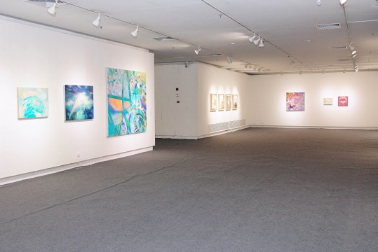 教室变展厅:首届绘画艺术学院年展带来独特艺术体验 教室变展厅:首届绘画艺术学院年展带来独特艺术体验