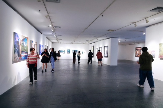 教室变展厅:首届绘画艺术学院年展带来独特艺术体验 教室变展厅:首届绘画艺术学院年展带来独特艺术体验