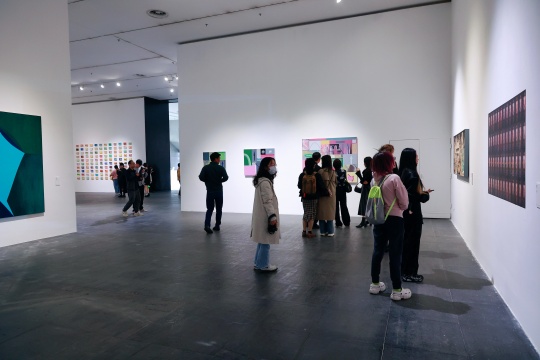 教室变展厅:首届绘画艺术学院年展带来独特艺术体验 教室变展厅:首届绘画艺术学院年展带来独特艺术体验