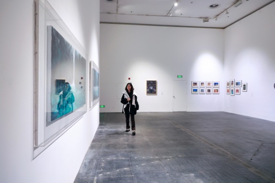 教室变展厅:首届绘画艺术学院年展带来独特艺术体验 教室变展厅:首届绘画艺术学院年展带来独特艺术体验