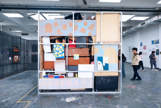 教室变展厅:首届绘画艺术学院年展带来独特艺术体验 教室变展厅:首届绘画艺术学院年展带来独特艺术体验