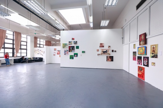 教室变展厅:首届绘画艺术学院年展带来独特艺术体验 教室变展厅:首届绘画艺术学院年展带来独特艺术体验