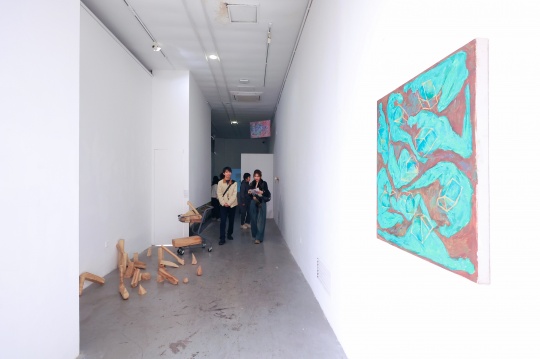 教室变展厅:首届绘画艺术学院年展带来独特艺术体验 教室变展厅:首届绘画艺术学院年展带来独特艺术体验