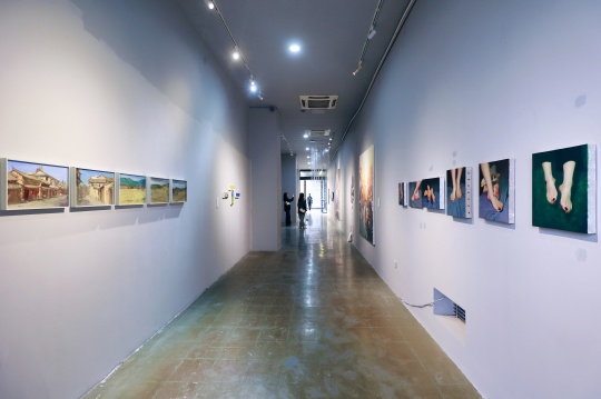 教室变展厅:首届绘画艺术学院年展带来独特艺术体验 教室变展厅:首届绘画艺术学院年展带来独特艺术体验
