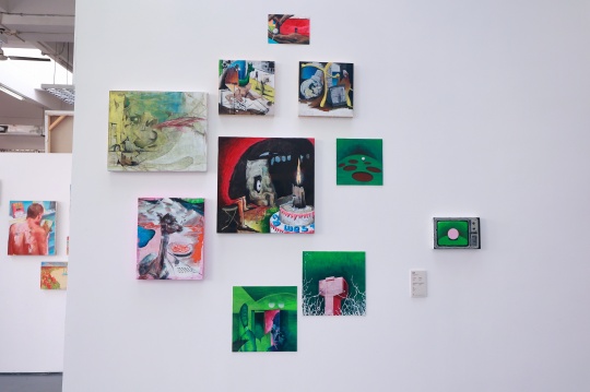 教室变展厅:首届绘画艺术学院年展带来独特艺术体验 教室变展厅:首届绘画艺术学院年展带来独特艺术体验