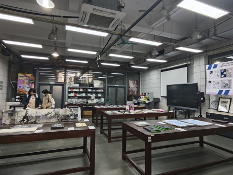 教室变展厅:首届绘画艺术学院年展带来独特艺术体验 教室变展厅:首届绘画艺术学院年展带来独特艺术体验