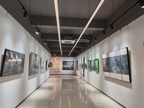 教室变展厅:首届绘画艺术学院年展带来独特艺术体验 教室变展厅:首届绘画艺术学院年展带来独特艺术体验